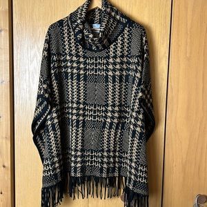 NWT L/XL Chico’s black/ tan houndstooth sweater poncho or shawl.